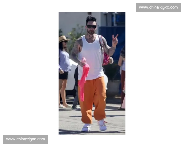 郑钦文柏林街拍：紫色网球包配 Labubu 玩偶，赛场外的个性符号